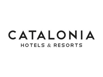 "Vista panorámica de las piscinas y playa de un resort Catalonia Hotels & Resorts en el Caribe, disponible ahora con los paquetes exclusivos de HB Travel Consultants."