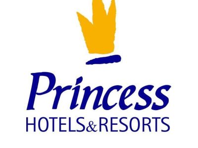 Vista aérea de las piscinas y la playa de un resort Princess Hotels & Resorts en el Caribe, disponible con paquetes exclusivos de HB Travel Consultants.