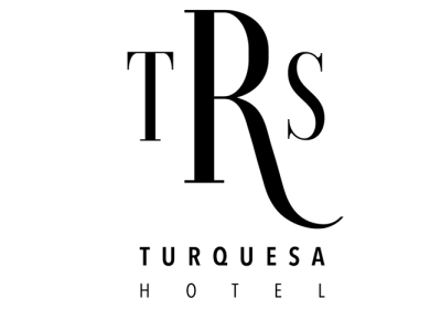 "Piscina infinita del TRS Turquesa Hotel en Punta Cana, rodeada de palmeras y camastros, ideal para adultos que buscan lujo todo incluido en el Caribe."